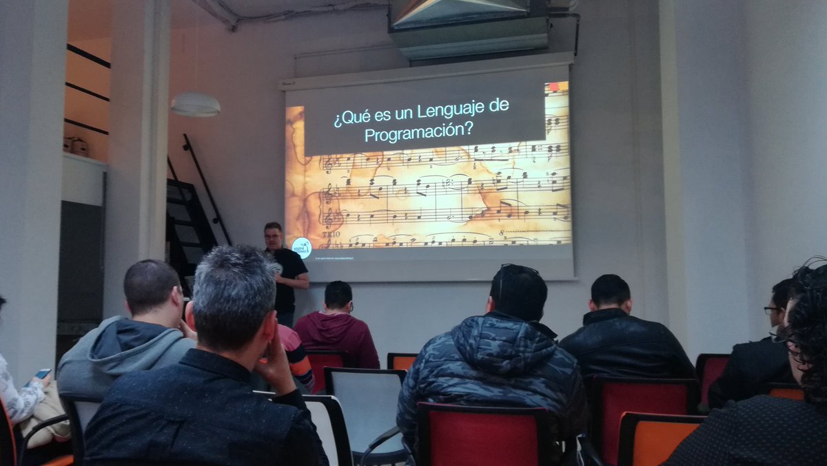 aida_flow's tweet image. aprendiendo python desde cero... charla de @KeepCoding_  😁