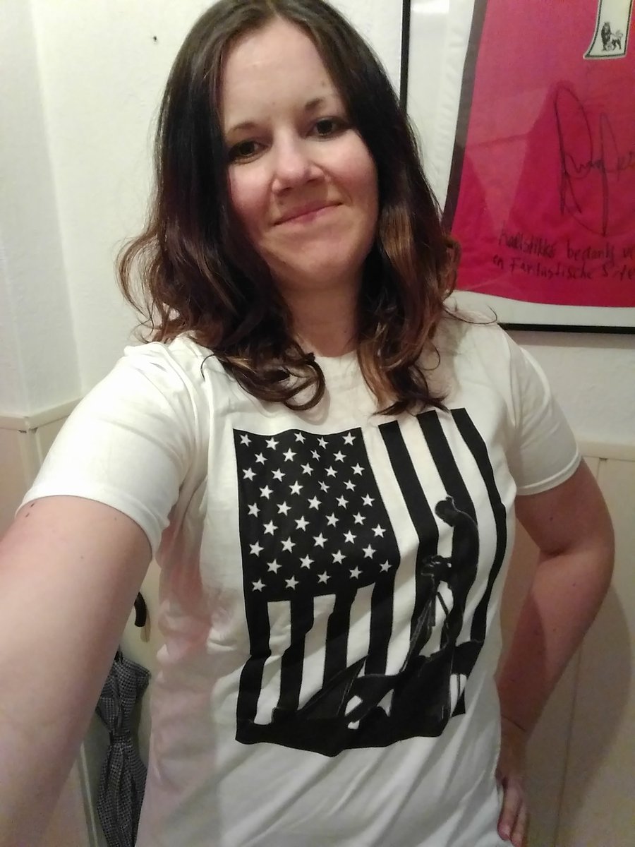 leetje's tweet photo. Shirt received! Thanks @arosende (bonus points for the written Dutch!) @Diego_Rosende @AmericaDoc, happy to have been able to contribute to this amazing project ❤️ #MakeArtWithUs https://t.co/7jOb6j09to
