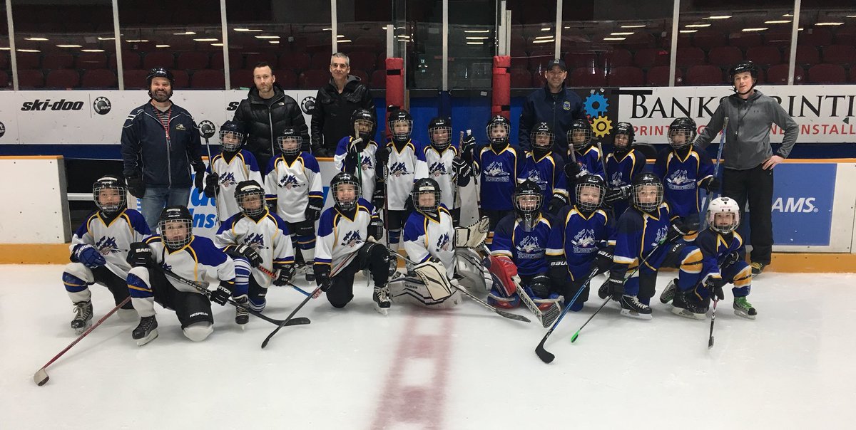 ScheunemanApril's tweet photo. Making memories #go67’s ##rinkrats #maclarenorchards https://t.co/0w0oEPTTSy