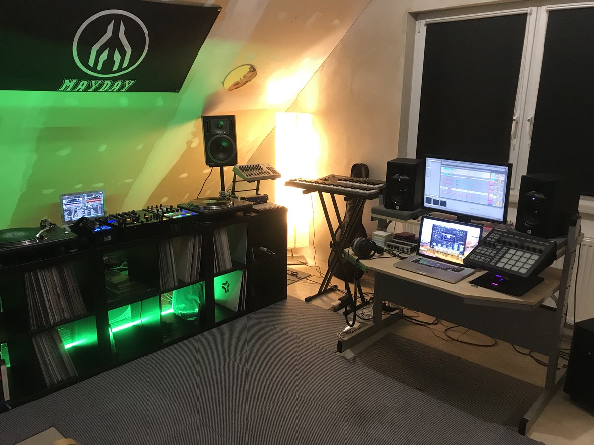 DanielVantell's tweet photo. @robin_schulz Cheers aus der Nachbarschaft 🍻 mal ne runde B2B? #ShowOffYourSetup https://t.co/rxqLNBqvQI