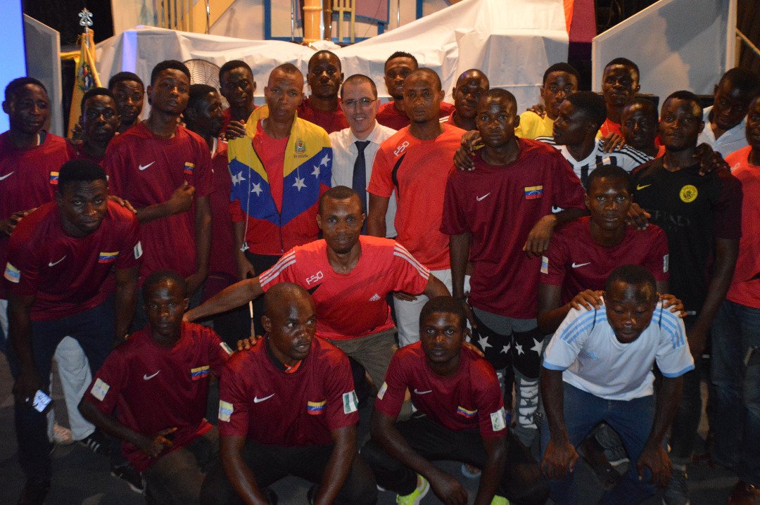 jaarreaza's tweet photo. Emotiva reunión con los grupos de Solidaridad con Venezuela en Abuya. Sindicatos, trabajadores, deportistas y estudiantes Nigerianos apoyan la Revolución Bolivariana y mandan su amor y respeto al Presidente @NicolasMaduro. ¡Gracias Nigeria! https://t.co/UmEgG1pd6w