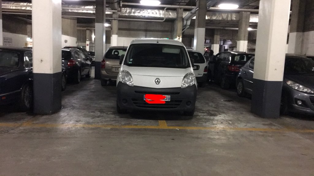 arnaudrayma's tweet photo. Quand tu cherches une place de parking pendant « des heures » et que... Ben voilà quoi ✊️ #éléganceàlafrancaise #paris #frompariswithlove https://t.co/0YBD0mhHyz
