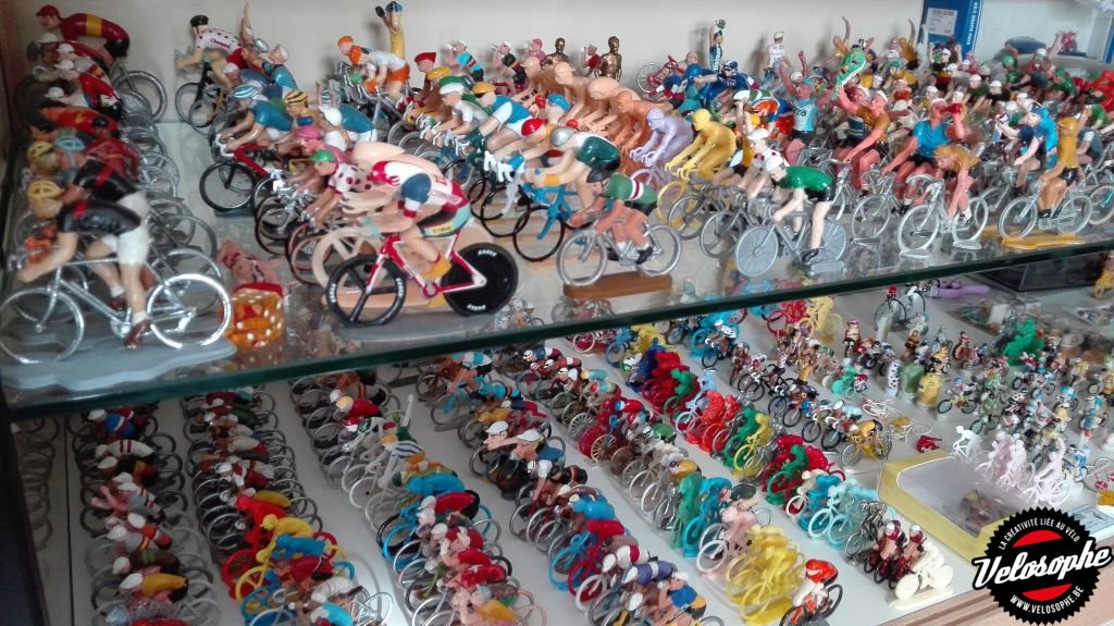 Velosophe on X: Une partie de la #collection de 400 figurines cyclistes de  Patrick Pierloz. Article et + de photos sur  # figurine #cycliste #petitcycliste #velo  / X