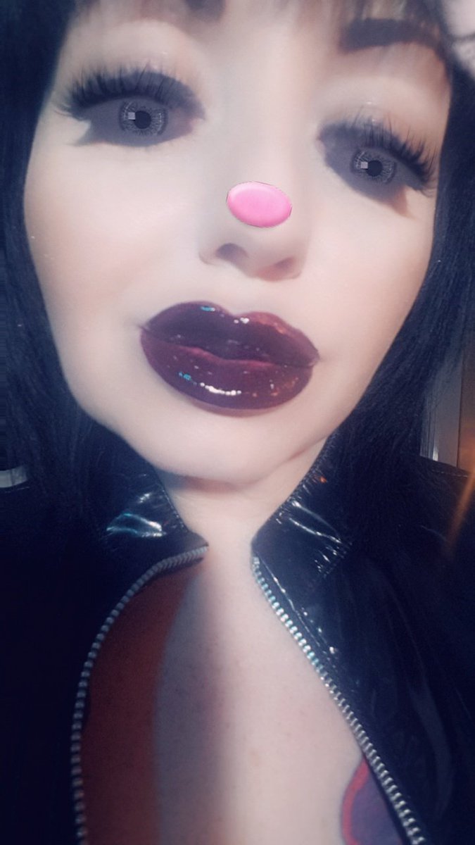 MiaOffici1's tweet photo. #darklady #poisonlips #mistress https://t.co/LGGdkndWrL