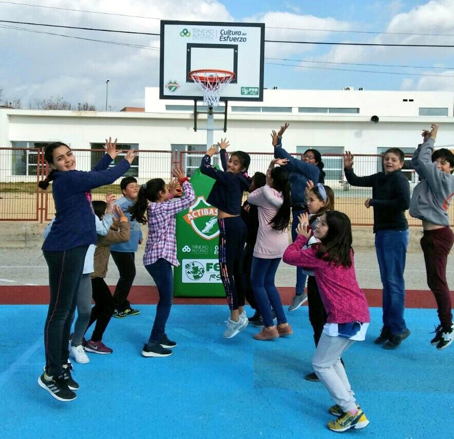 PintorSorolla's tweet photo. Hoy hemos estrenado nuestras dos nuevas canastas gracias a @FTA_CV @baloncestofeb #Actibasket  aunque no tengamos #GimnasioSorolla intentaremos cuidarlas al máximo @ruben_alfaro #Edificant https://t.co/QAxHu4H2WD https://t.co/OFNKoAJvpm