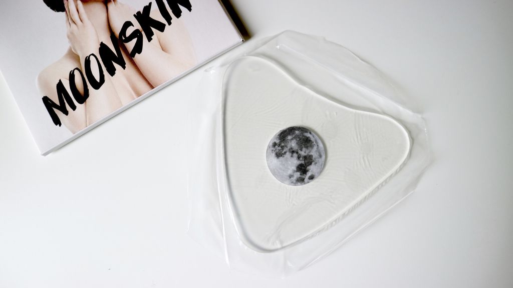 It's simple, it’s MoonSkin. A solution to protect your #décolletage area while you sleep, and you would barely feel it on your skin. It's comfortable and effective but it’s not complicated. #barelythere #moonskin (shop via our website) #antiwrinkle #antiwrinklesolutions