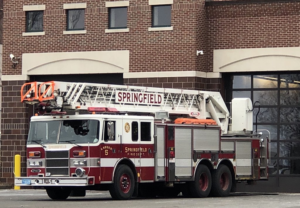 JDeforest1717's tweet photo. @ctfirephoto @americanfireapp Springfield Reserve Ladder 5 on loan to Holyoke fire dept. HFD running the ladder as Truck 1. #brotherhood #ctfirephotographersassociation #ctfire #ctfirephoto #pierce #sfd #hfd #readyforbattle #1stdue #papercity https://t.co/kUwCcmxlqF