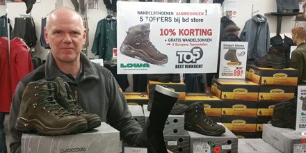 bdstoreCOM's tweet image. WINACTIE Facebook Lowa Renegade Gore-Tex Mid Wandelschoenen!
Like deze actie op onze FB pagina en maak kans op deze LOWA wandelschoenen + een paar FALKE wandelsokken, samen twv. zo'n 200.00 euro! De winnaar wordt bekend gemaakt op woensdag 28 februari. facebook.com/bdstoreCOM/