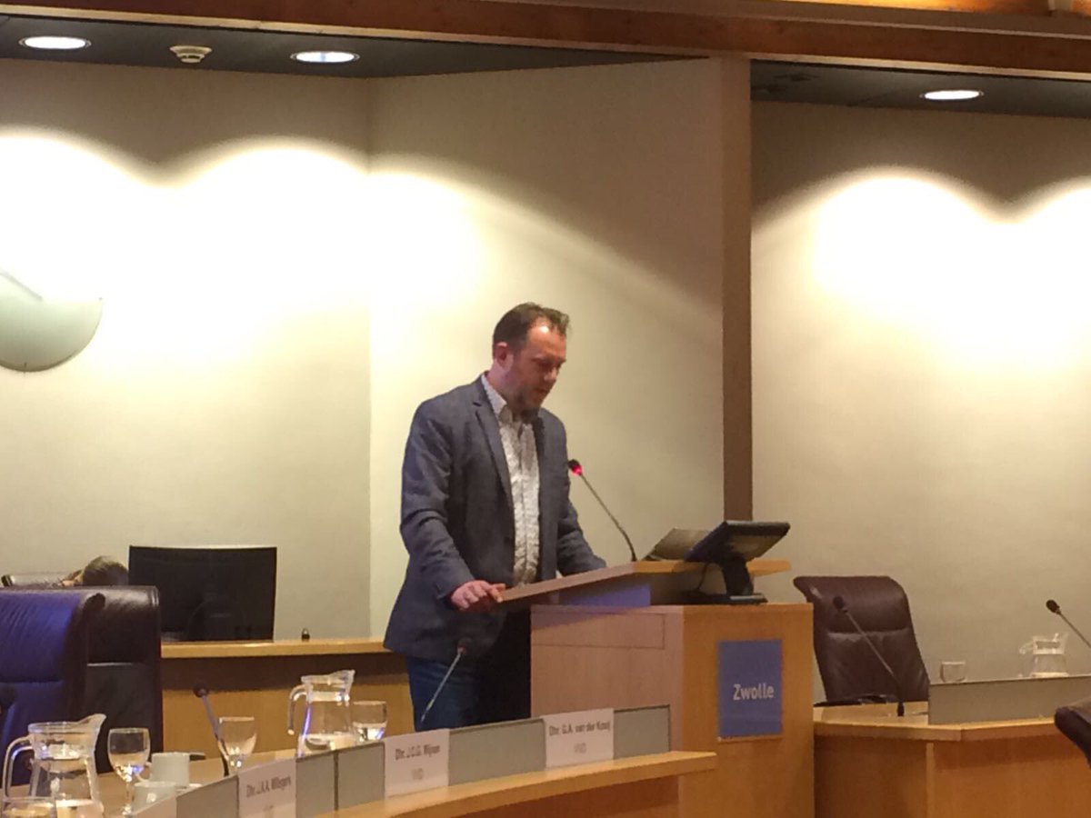 JolienElshof's tweet photo. Dirk Albert Prins tijdens maidenspeech in #ZGR debat @rtv zwolle fm moet als gesubsidieerde partij leveren waarvoor zij betaald wordt, het brengen van onafhankelijke journalistiek in Zwolle #cuzw https://t.co/5JPVo9X65d