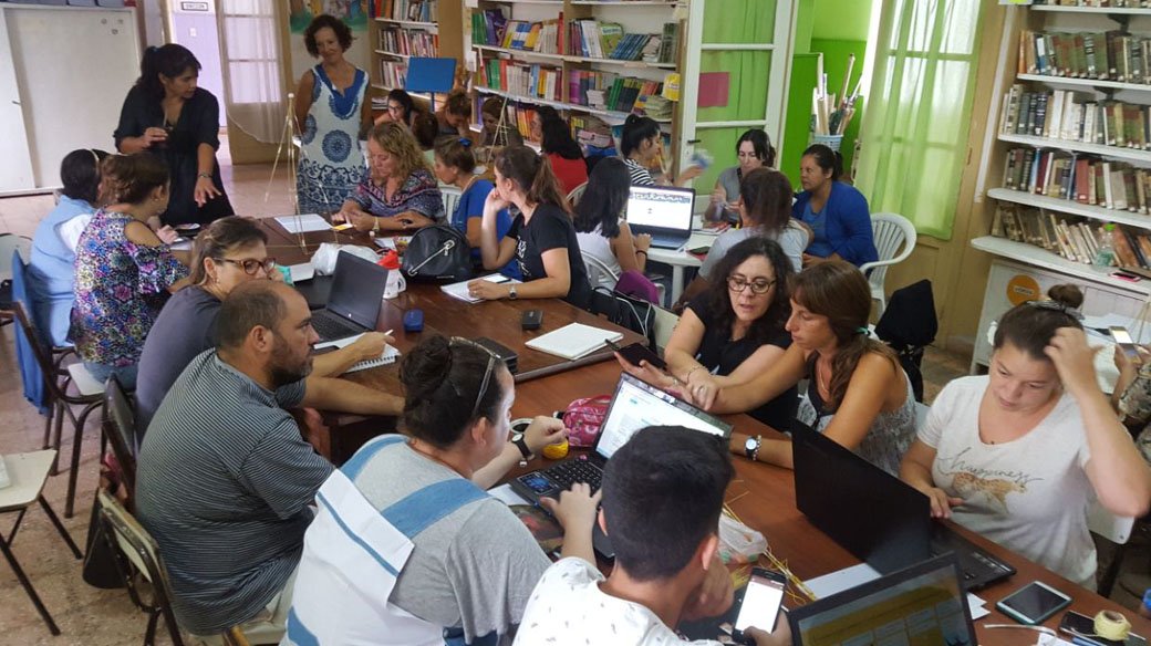 BAeducacion's tweet photo. Docentes bonaerenses serán capacitados en Aprendizaje basado en Proyectos, una modalidad de trabajo que ubica al alumno en un rol protagónico de construcción 👉 https://t.co/Q62u6ksTgR https://t.co/bro3QpClSW