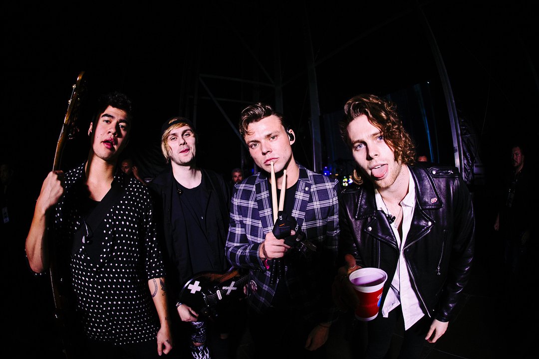 UMusicColombia's tweet photo. ¿Cuántos estamos a nada de un paro de corazón❤💔❤💔? ¡OMG!😱😱😱 preparados para el 23 de Febrero, porque @5SOS vuelve con toda, lluvia de #FAV y #RT para que sientan nuestro amor❤❤ @5SOSColombia 😍😍 https://t.co/RaS64ZUpvs