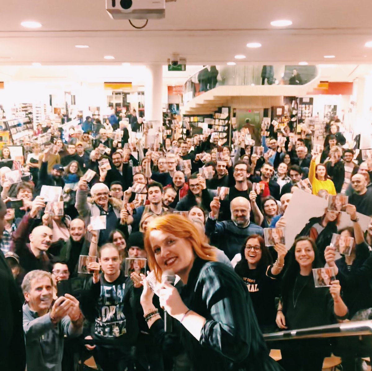 noemiofficial's tweet photo. Daje Milano! Grazie di cuore ❤️ Ci vediamo sabato a Bergamo e domenica a Padova!

#LaLuna #InstoreTour #Noemi #NonSmettereMaiDiCercarmi #RedLife #RedQueen #Leonessa #ArcaDiNoemi https://t.co/RDfrPl4mlI