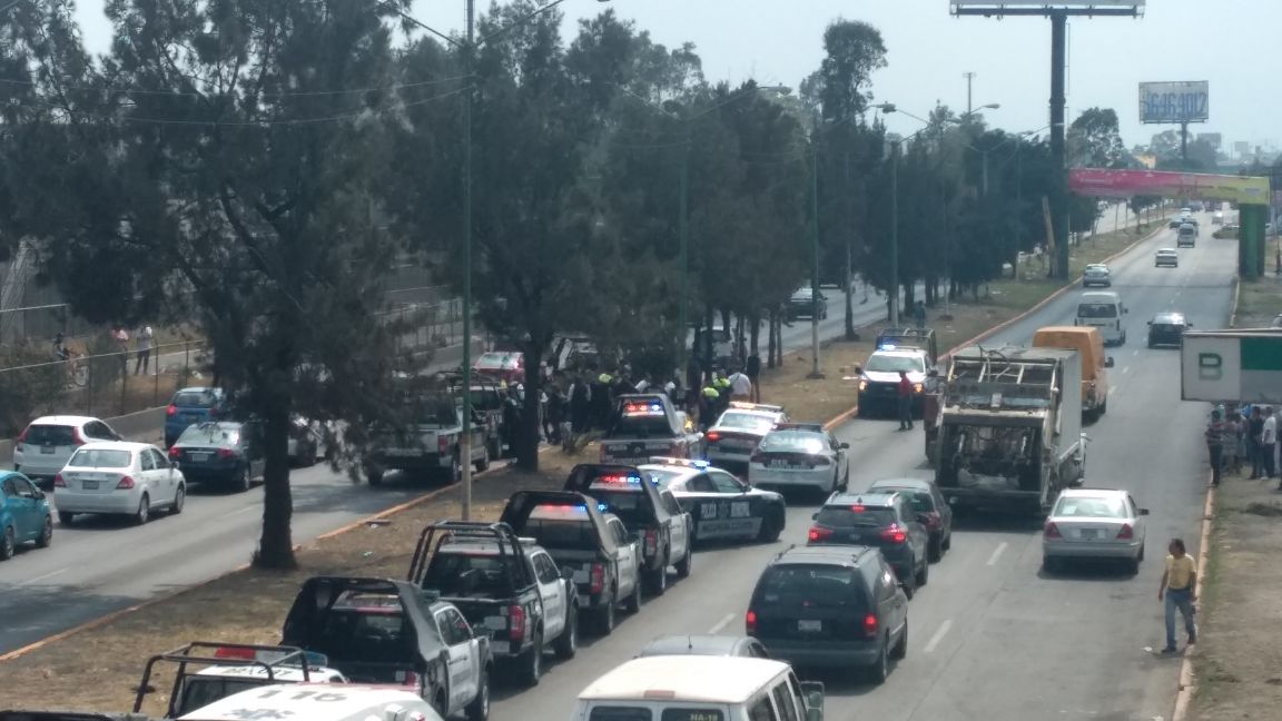enezavoz's tweet photo. Vehículo impactado en el metro Impulsora la municipal de Ecatepec los traía en persecución por robo @YoSoy_Neza @retioBASE @MetrobusCDMX @TeQuieroNeza https://t.co/99kH498mHF