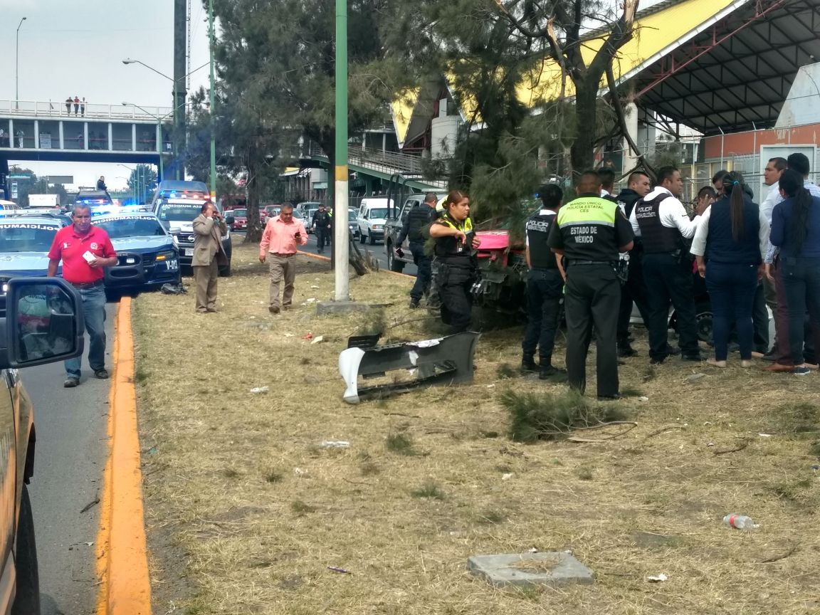 enezavoz's tweet photo. Vehículo impactado en el metro Impulsora la municipal de Ecatepec los traía en persecución por robo @YoSoy_Neza @retioBASE @MetrobusCDMX @TeQuieroNeza https://t.co/99kH498mHF