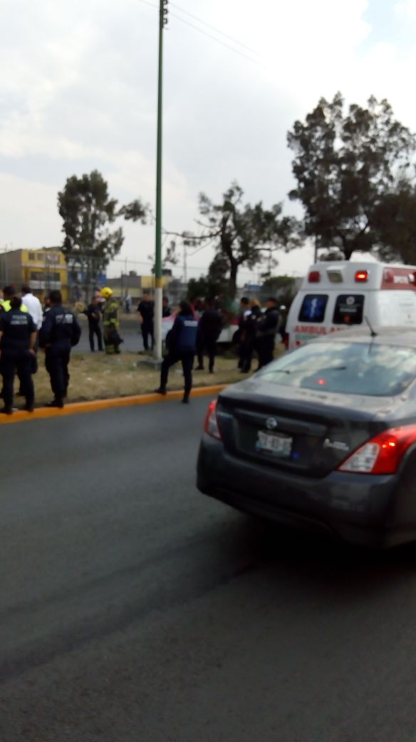 enezavoz's tweet photo. Vehículo impactado en el metro Impulsora la municipal de Ecatepec los traía en persecución por robo @YoSoy_Neza @retioBASE @MetrobusCDMX @TeQuieroNeza https://t.co/99kH498mHF
