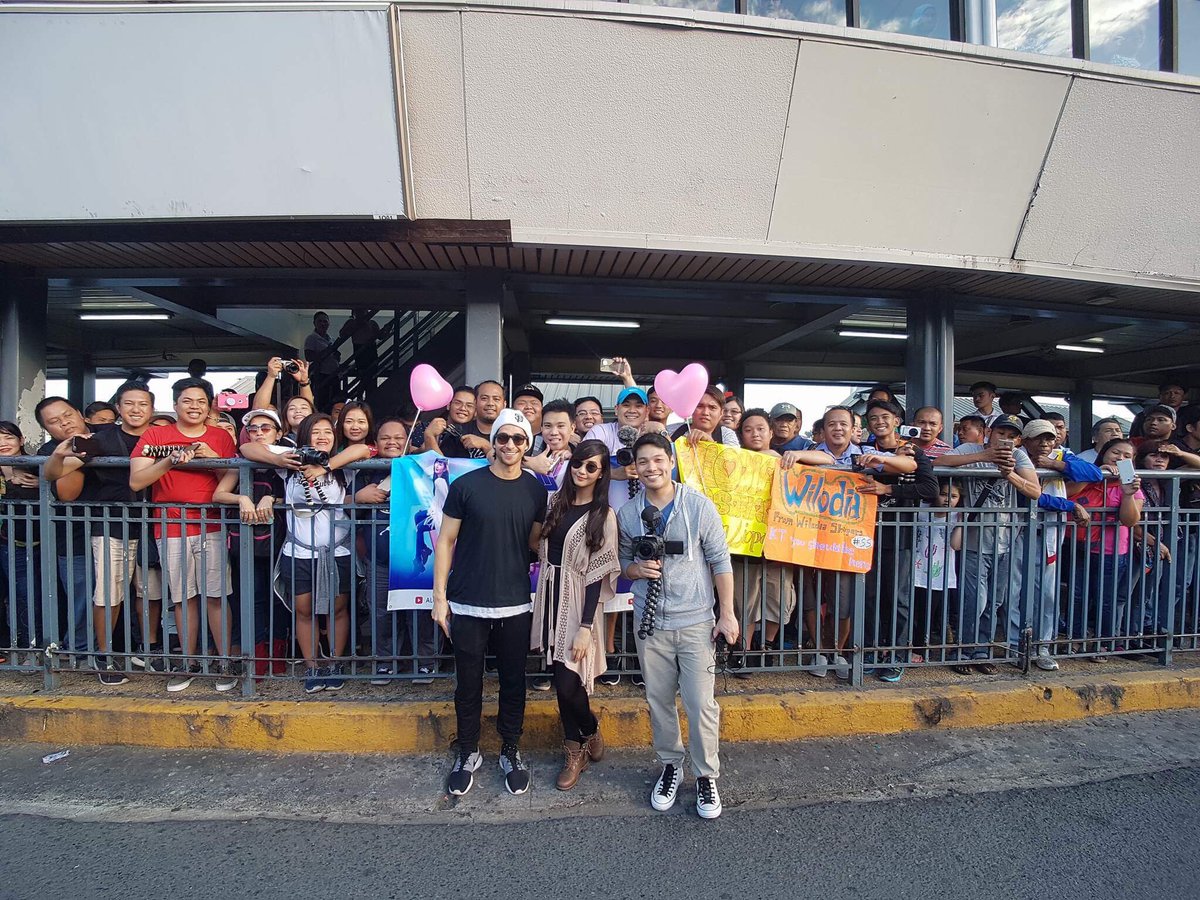 Wil_Dasovich's tweet photo. GoodMorning Manila! What a crowd at the airport thank you all for such a warm welcome! @AlodiaAlmira @jakodeleon https://t.co/zXjegjxDyj