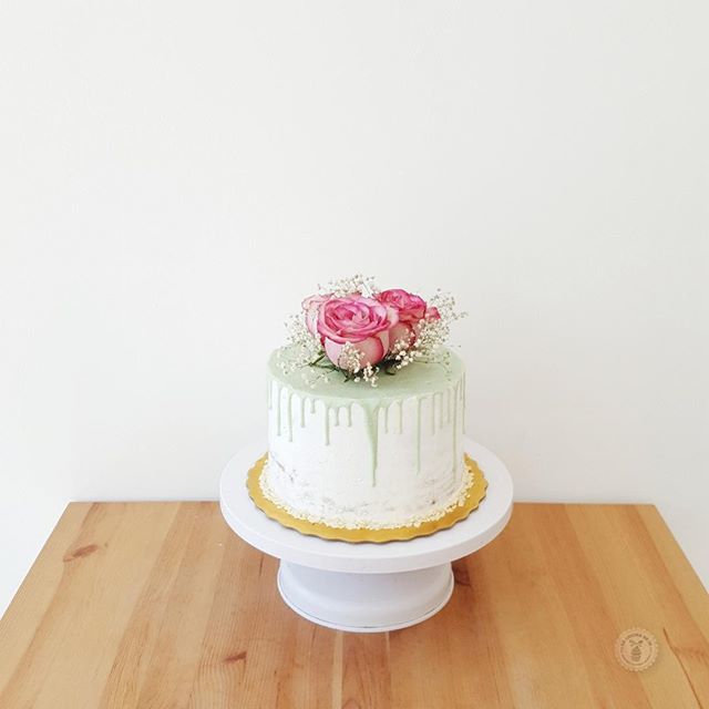 LaCocinadeIn's tweet photo. Mint drip cake con flores naturales #LaCocinaDeIn #DripCakesDeIn #LCIcakes #BakeryRD https://t.co/9otwBWn9vQ https://t.co/RaQbNUqIGo