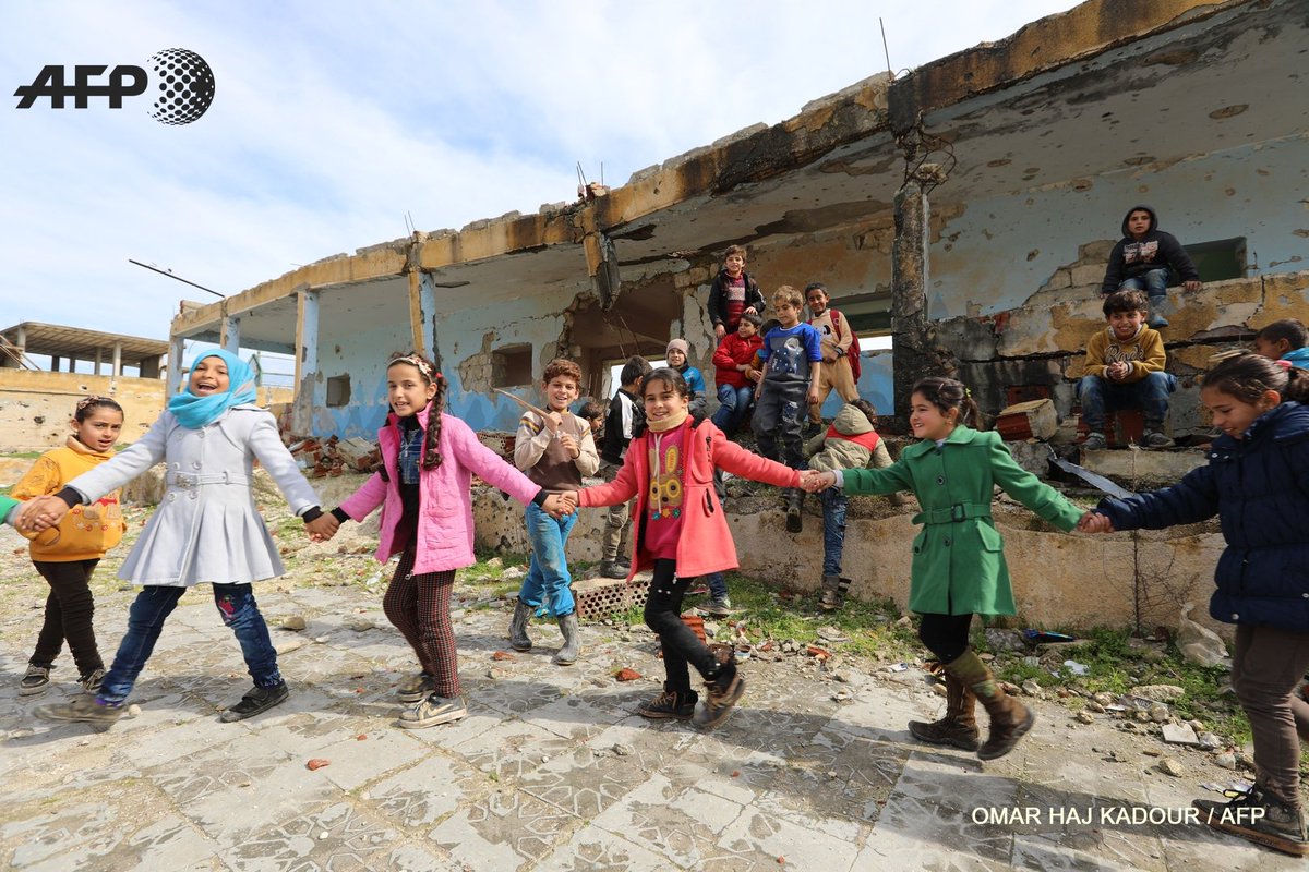 Marodriguez1971's tweet photo. La resiliencia es jugar en el patio, porque, de las pizarras, ya se ocuparon las bombas. Idlib, Siria. https://t.co/q9H54icsT4