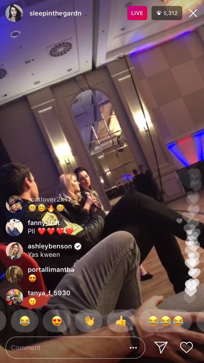 PLL_random's tweet image. #PLL 

Ashley Benson comentando en el DIRECTO de Troian los discursos del #PLLCast en la clausura de #RevelationsEndGame #RevelationsGermany 

CAST GOALS😍🙌