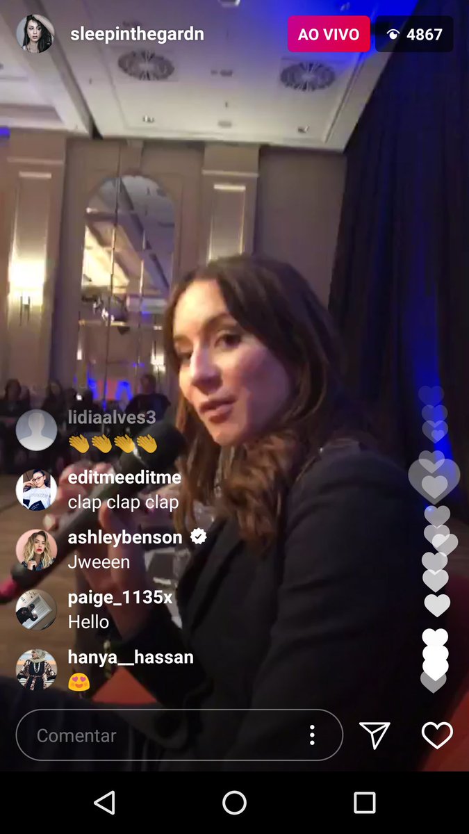 PLL_random's tweet image. #PLL 

Ashley Benson comentando en el DIRECTO de Troian los discursos del #PLLCast en la clausura de #RevelationsEndGame #RevelationsGermany 

CAST GOALS😍🙌