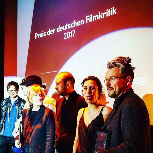 tomlass's tweet photo. Beste Darstellerin: Naomi Achternbusch und Clara Schramm in Blind & Hässlich. Preis der deutschen Filmkritik. #vdfk https://t.co/C7Fp4eSSTu https://t.co/JVutQnjGQT