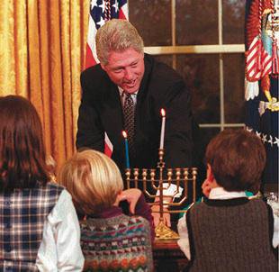 JewishTweets's tweet photo. #PresidentsDay #JewishTrivia: President Bill Clinton was the first US President to light a #Chanukah menorah in the White House. https://t.co/jhP4Q2qtuy