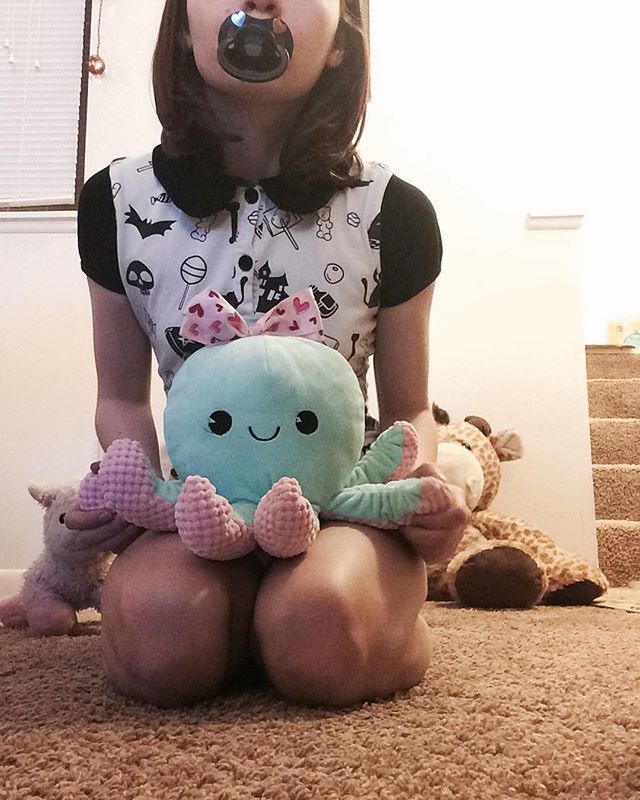 LittleforBig's tweet photo. RepostBy @princess.lollipop.chainsaw: "Sally and I are super duper happy today! [Onesie and Pacifier from @littleforbig ] #littleforbig #littleforbigonesie #littleforbigpaci #sfwlittlespace #sfwlittleblog #sfwabdl #sfwddlg #sfwddlglifestyle #abdl #abdlgi… https://t.co/1hU2uaUHLA https://t.co/th2klvTbqZ