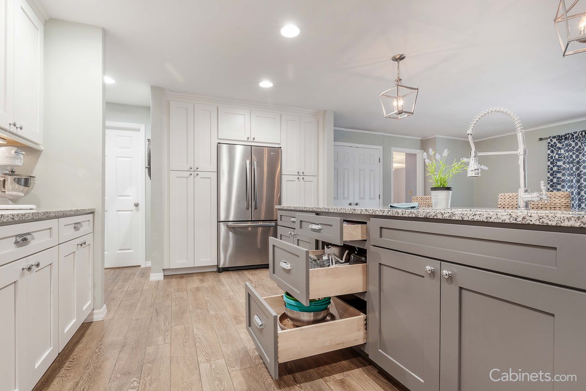 cabinetsdotcom's tweet photo. Want help designing a kitchen that's both beautiful AND functional? Our amazing kitchen designers are here to help! Working with our designers, you'll receive an itemized quote, 3D renderings, and more. Get started at https://t.co/ssyi780NaB https://t.co/78QXvhedAa