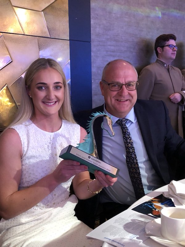 Congratulations <a href="/JessicaMcLernon/">𝙹𝚎𝚜𝚜𝚒𝚌𝚊 𝙷𝚊𝚛𝚝</a> <a href="/RichardFahey/">Richard Fahey</a>, Leadership Award winner <a href="/godolphin/">Godolphin</a> #StudandStableStaff Award! Very well deserved!