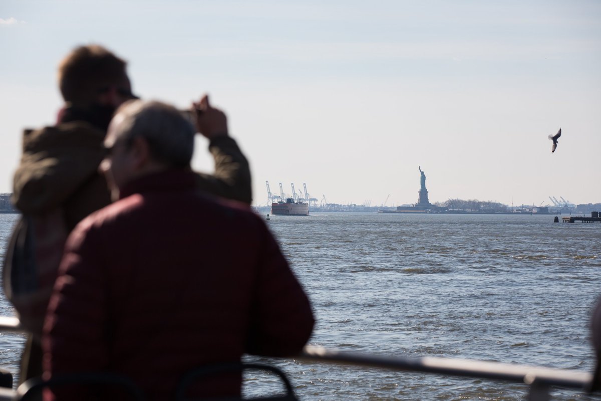 nycgov's tweet photo. The Statue of Liberty as @NYCferry pulls into Brooklyn Bridge Park. (📷: @_joannaphoto ) #cityofdreams https://t.co/lJJh10ARBq