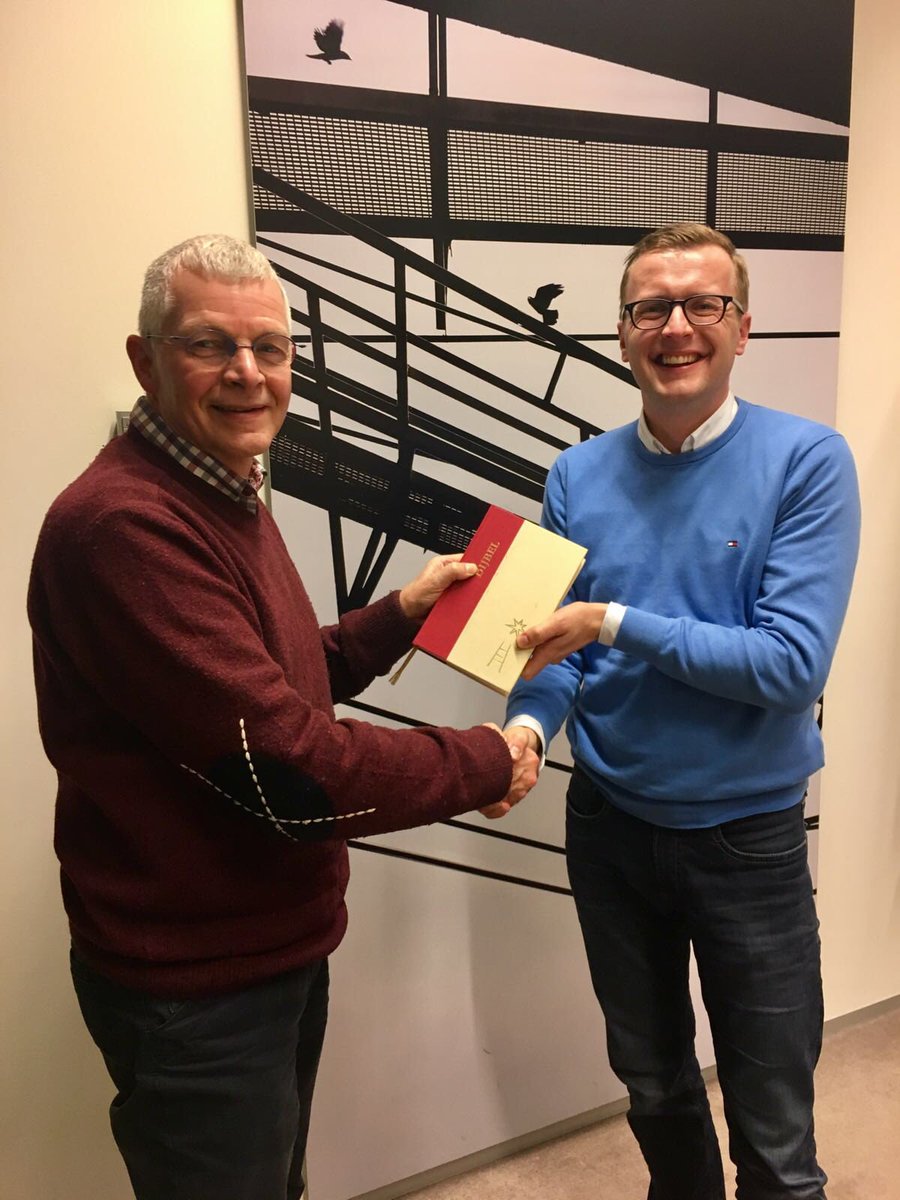 Na 16 jaar was het vandaag de laatste fractievergadering van fractievoorzitter André Nieuwlaat. Aan het eind van de vergadering droeg hij de fractie-Bijbel, waarmee iedere vergadering geopend wordt, dan ook over aan onze lijsttrekker Kees-Willem.