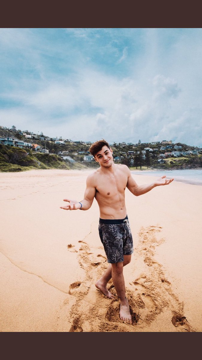 graybae5's tweet image. HOW DOES SOMEONE LOOK THIS GOOD?!