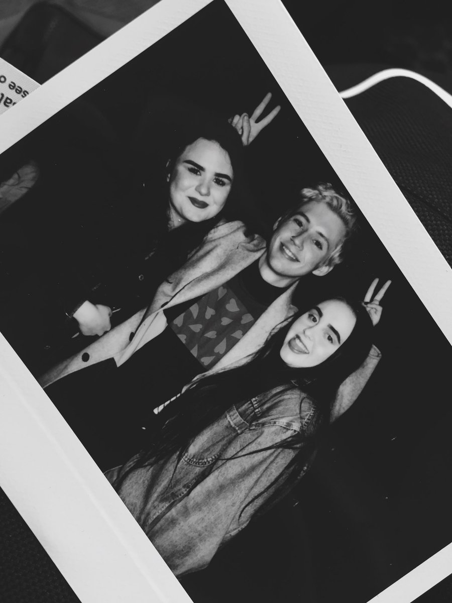 bloomckenna's tweet photo. after 5 years of supporting @troyesivan I finally got to meet him w my bestie and tell him how much he means to me 💗💗 (also Jacob really did tell me to ask u who the fuck u think u are) https://t.co/eciUrubc5R