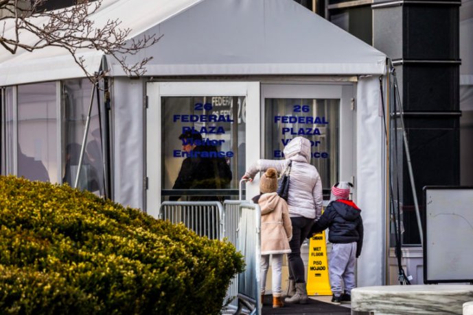CityLimitsNews's tweet photo. "There are many, many children who are not getting consultation with a lawyer and many kids who do have relief available but, if they don’t talk to a lawyer, might not know it and give up,” said Beth Krause, an attorney w/ @LegalAidNYC: https://t.co/KCM8l7Mzgn @nylag @ImmDefense https://t.co/cyJFnL0QyE