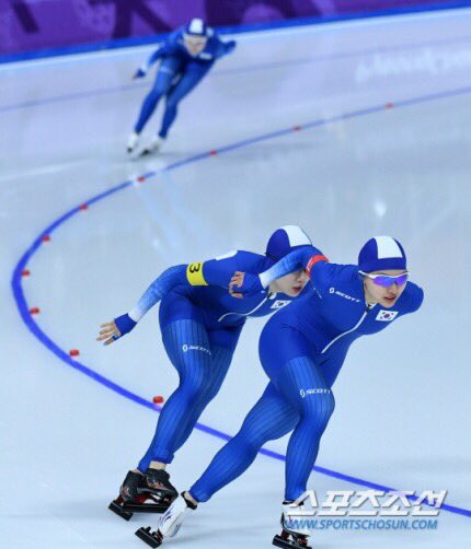 이런 식으로
금메달 100개를 딴들
무슨 가치가 있겠습니까?

국가대표쯤 되면 '팀추월' 규칙을 모른다 할 수는 없을 거고...

동료 하나 엿먹이고
국격에 오물을 끼얹은
평창의 오점,
올림픽 정신의 파괴

금메달이 값진 건
오직
금메달 정신이 있을 때 뿐입니다.

두 선수 아닌
노선영에게 박수를!