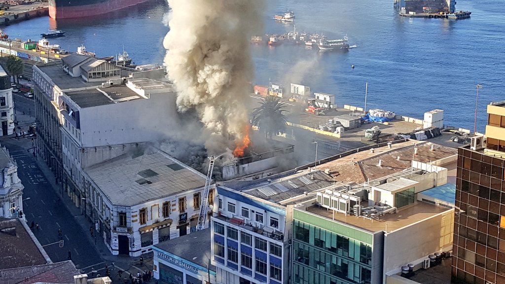 NegroAntivilo's tweet photo. Bomberos combaten las llamas de locales Karma y Join Vito en Valparaíso https://t.co/urQ9eMW2jf