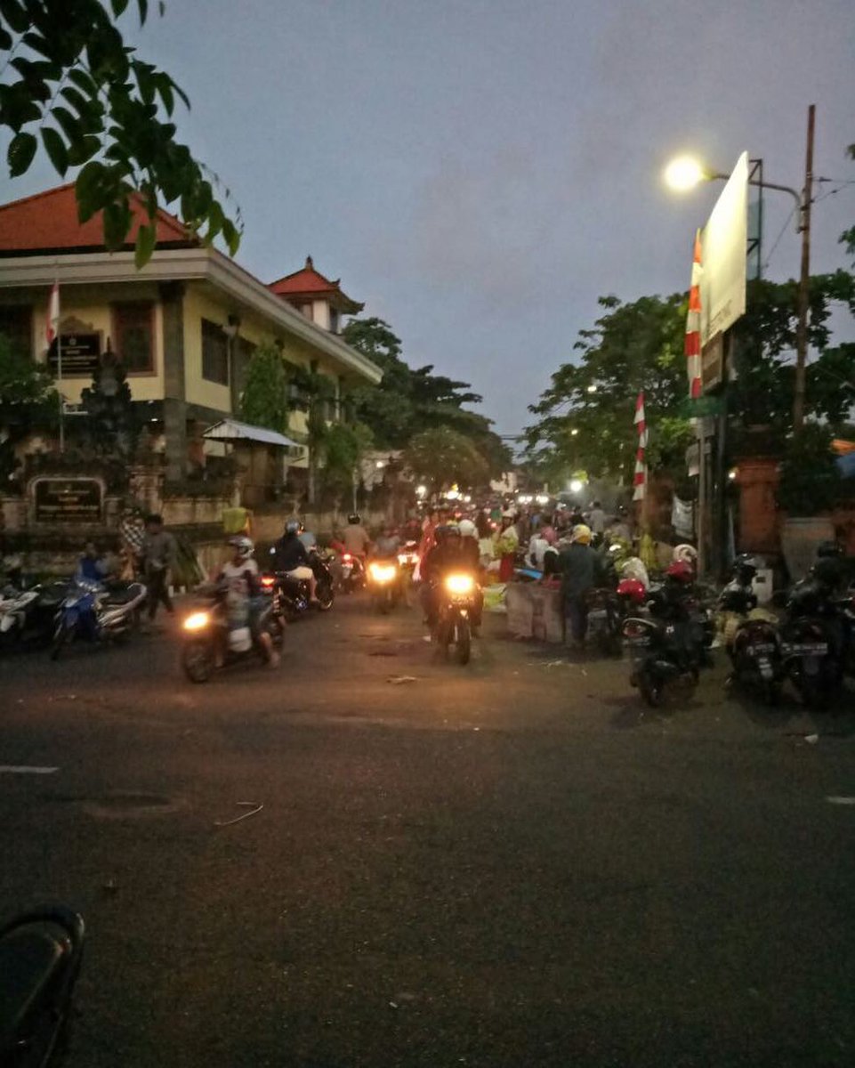 sonora_bali's tweet photo. 20 Feb #LalinBaliFM Situasi arus lalin jl. Pasar kreneng terpantau sudah ramai lancar. #Repost @ditlantas_bali #balifmupdate #radiobalifm https://t.co/GAo3wl0EYW