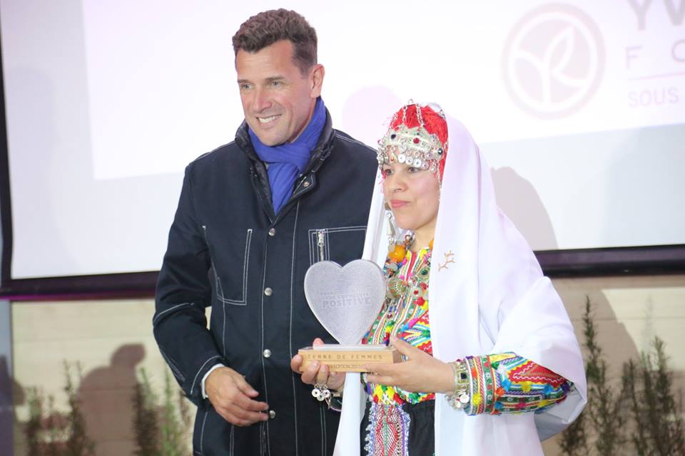 #marrakech Prix Yves Rocher "Terre De Femmes" : <a href="/YvesRocherFR/">Yves Rocher</a> Mr Le Consul <a href="/PhCasenave/">Philippe Casenave</a> , avec la Lauréate du 1er prix, Zaïna Bouhachmoud, qui développe avec la coopérative agricole Alouss, à Targa N’Touchka, au sud d'Agadir, la production de plantes aromatiques et médicinales.