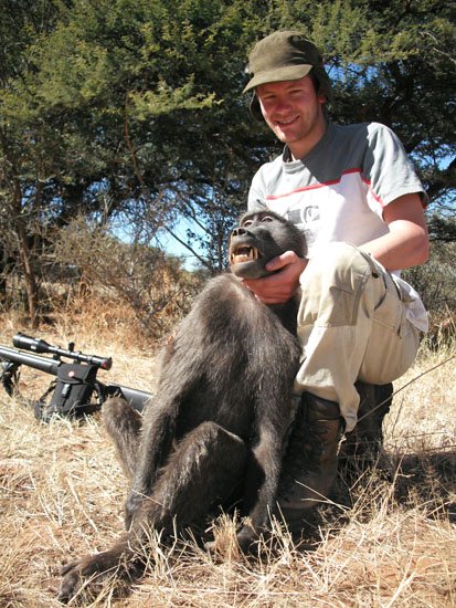 A Buffoon poses with his 'trophy' Baboon. Didn't he do well - NOT!!

RT if you want a GLOBAL ban on #TrophyHunting NOW!