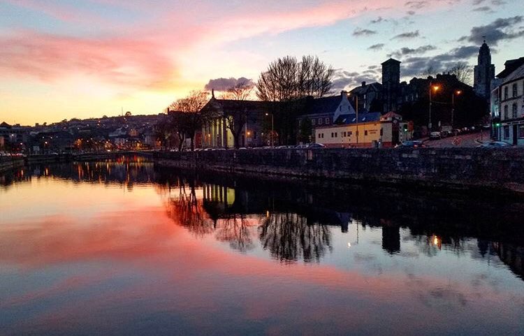 CorkDaily's tweet photo. You are BEAUTIFUL CORK😍💚🇮🇪 When it’s start getting dark in Cork... #corkcity #sunset #ireland .
.
📸by IG:kamild86 👏🏆#cork_daily #photooftheday #lovecork #cork #irlanda  #WeAreCork https://t.co/UkOZE8g83O