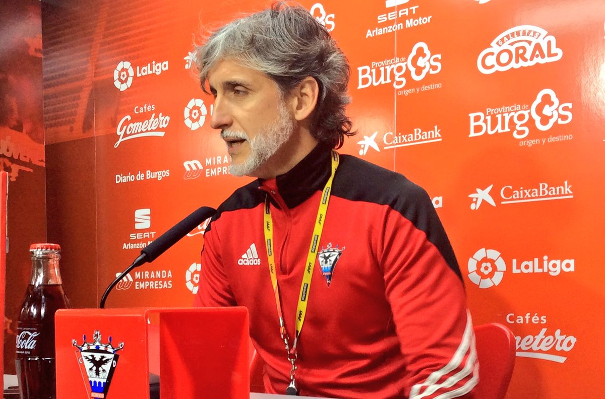 Rafa9Mainez's tweet photo. 📻 Recordar que de 1.30 a 2.00 tienes tu cita con #BalondeBronce de @RadioMARCA. La Segunda B mira a Pablo Alfaro, técnico del Mirandés, Carlos Álvarez, jugador del Burgos, Teo Bravo, director general del Marbella y Sergi Escobar, técnico del Castellón. 

https://t.co/Js8UkcKXSV https://t.co/fNkO0AnwzV