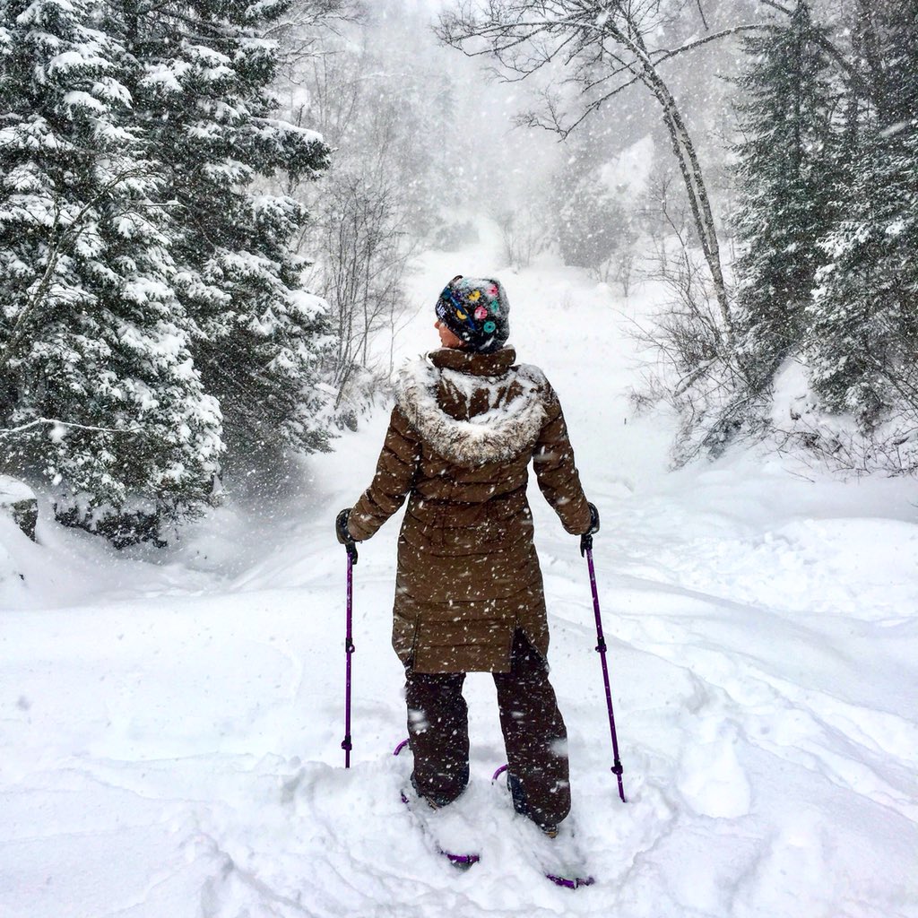 kellystrib's tweet image. More than a foot of snow fell this weekend in northern Minnesota but that didn’t stop us from snowshoeing in a snowstorm and helping a stranger dig his car out of a snowdrift. #lutsen #mnwx