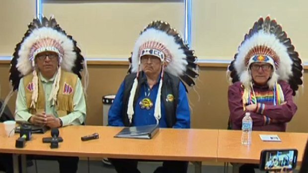 CTVCalgary's tweet image. Indigenous chiefs voice concerns with systemic child welfare issues ahead of custody hearing for children removed from homes in #Siksika Nation and Mosquito-Grizzly Bear's Head - Lean Man Nation and placed in non-Indigenous homes.    bit.ly/2EOT3yp  #yyc