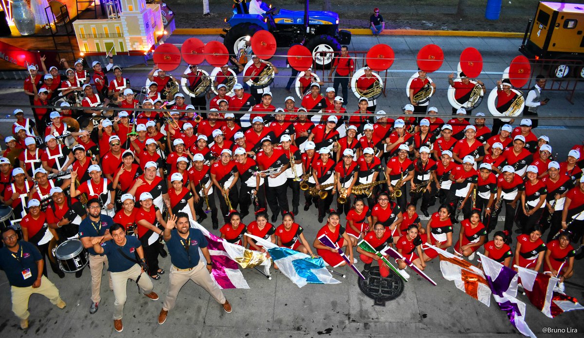 LobosG3's tweet photo. Antes de empezar el 1er desfile del #CarnavalDeVeracruz con todo el ánimo posible
#LobosG3 #MarchingBand #SomosLoQueHay #MiManada #QuienTieneFlow #woodwind #brass #drums #drumline #colorguard #carnaval foto by: Bruno Lira https://t.co/9Hgjby7rdY