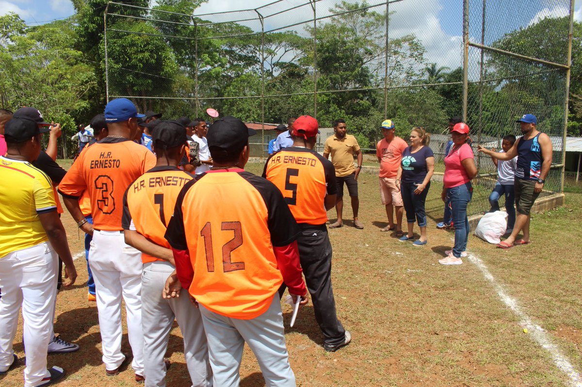 MariaRamosC3's tweet photo. Nuestra prioridad es ayudar y seguir #apoyandoeldeporte #PorElProgresoDeColón  #MariaRamosLaMadrina #ViceAlcaldesaEscucha entregando implementos deportivos en #Cuipo #TodosJuntosC3 #DeporteC3 #YoCreoTuCrees https://t.co/cpzbkvZt8B