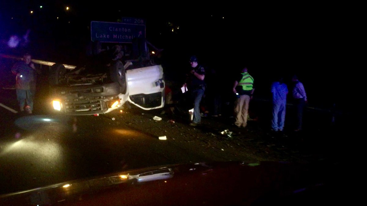 CrumTrans's tweet image. Wow that pickup flipped... Hope There ok....  #CrazyMondayNight