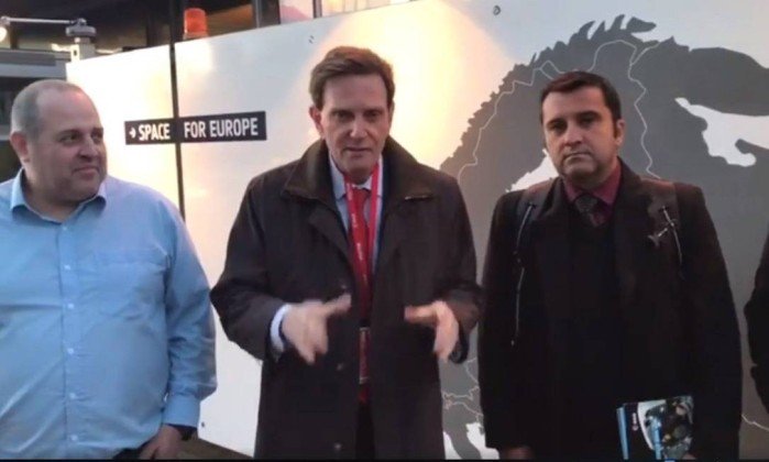 gerdwenzel's tweet photo. Prefeito Crivella diz que foi à Europa avaliar tecnologias para a área de segurança. https://t.co/9eS2hBILQX. Então na Alemanha ele errou de endereço porque a Agência Espacial Europeia que ele visitou não vende tecnologia de segurança mas pesquisa o espaço e os buracos negros. https://t.co/ZQ3y4pAiAr