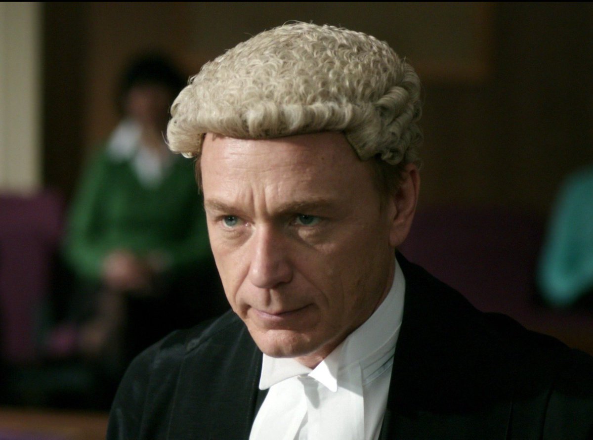 電動院 Auf Twitter イギリスの刑事ドラマ見てるけど裁判の時マジでカツラかぶってんのな フォーマルってなんだよ 哲学