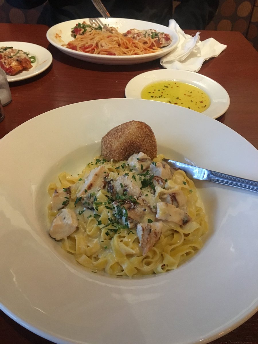 AEalexanderbet's tweet photo. Bertucci’s  chicken alfredo fettuccine was perfect tonight ❤️😉😴! https://t.co/c5Y3Z0og1C