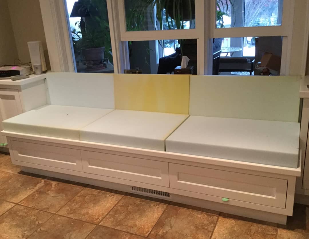 DecorDesignOS's tweet image. What was once a catch-all area is now a organized custom storage bench with seating. The Roman on the window is the perfect furnishing touch ! 
.
All was done by us @decordesignos 👌 #decor#owensound#decordesign#interiordesign#interiordecorater#bench